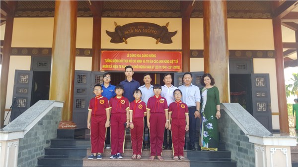 Dâng hương tưởng niệm tại Ngã Ba Giồng